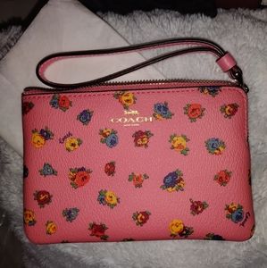 LAST ONE💗COACH CORNER ZIP WRISTLET WITH MINI VINTAGE ROSE PRINT